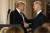 트럼프 대통령과 그가 지명한 보수 성향의 닐 고서치 대법관(오른쪽) 