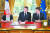 에마뉘엘 마크롱 프랑스 대통령(가운데)이 27일(현지시간) 파리 엘리제 궁에서 철도 개혁안에 서명하고 있다. 왼쪽은 엘리자베스 본 교통 장관, 오른쪽은 벤자맹 그리보 정부 대변인. [AFP=연합뉴스]