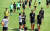 축구대표팀 선수들이 5일 오전(현지시간) 사전 캠프지인 오스트리아 잘츠부르크 근교 레오강(Leogang) 스타인베르그 스타디움에서 열린 고강도 체력훈련을 마친 뒤 그라운드를 나서고 있다. [뉴스1]