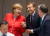 앙겔라 메르켈 독일 총리(왼쪽)와 에마뉘엘 마크롱 프랑스 대통령(오른쪽)이 29일(현지시간) 벨기에 브뤼셀에서 열린 유럽연합(EU) 정상회의 이틀째 회담이 시작되기 전 손을 꼭 잡은 채 대화하고 있다. [EPA=연합뉴스]