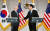 송영무 국방부 장관(왼쪽)과 제임스 매티스 미 국방장관이 28일 서울 용산 국방부 청사에서 열린 한·미 국방장관 회담에 앞서 악수하고 있다. [우상조 기자]