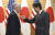 미일 국방장관 회담 차 일본 도쿄를 찾은 제임스 매티스 미 국방장관이 29일 아베 신조 총리를 예방했다. [AP=연합뉴스] 