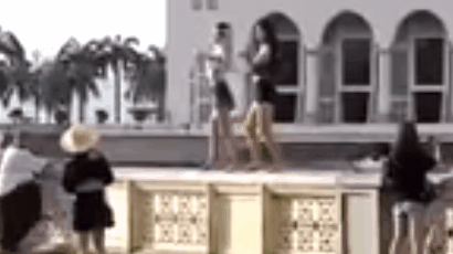 이슬람사원에서 ‘섹시댄스’ 선보인 중국 여성 2명 추방