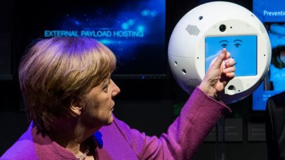 [서소문사진관] 메르켈 총리에게 인사한 AI로봇 '사이먼(CIMON) 우주로...