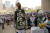 30일(현지시간) 미국 댈러스 시청 앞에서 열린 시위에서 할리우드 여배우 셰릴 앨리슨이 멜라니아 재킷을 패러디해 &#34;나는 정말 관심 있다, 당신은?&#34;이라고 적힌 옷을 입고 참석해 있다. [AP=연합뉴스]
