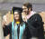 미국 대학의 졸업시즌은 5월이다. 지난달 노스캐롤라이나주 하이포인트대학의 졸업식에서 남녀 졸업생이 환한 표정으로 셀카를 찍고 있다. [AP=연합뉴스]