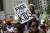 30일(현지시간) 미국 시카고에서 열린 불법이민정책 규탄 시위에서 시민들이 &#34;아이들을 자유롭게 하라&#34;는 구호의 팻말을 들고 있다. [AFP=연합뉴스]