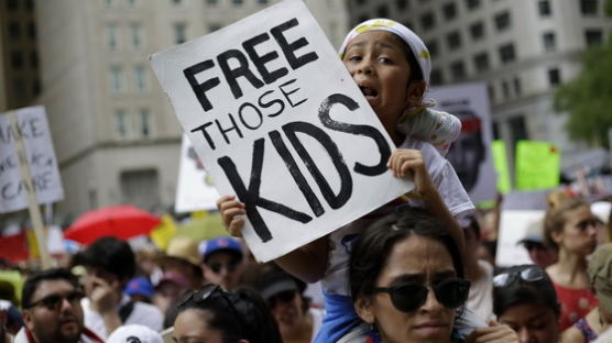 "아이를 부모와 떼놓지 말라" 미 전역에 최대 反트럼프 시위