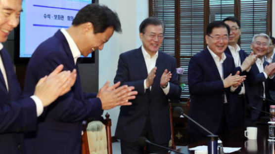 다소 쉰 목소리로 컴백한 文 대통령..."근로시간 단축이 일자리 나누는 가장 확실한 대책"