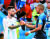 아르헨티나 ‘축구의 신’ 리오넬 메시의 손을 잡고 위로하는 킬리안 음바페(오른쪽). [EPA=연합뉴스]
