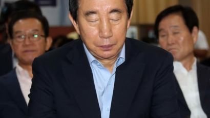 [포토사오정] 김성태 권한대행, “한국당은 아주 왜소한 당사로 이전한다”