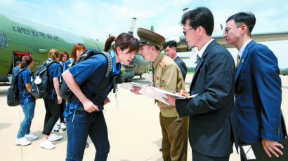 [사진] 통일농구단 평양 도착 … 공군 수송기로 첫 방북
