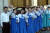 지난 2003년 10월 파란저고리의 한복을 입은 고려호텔 직원들이 정주영 체육관 개관을 기념해 열린 남북통일농구대회와 개관식에 참가한 방북단을 배웅하고 있다. [중앙포토]