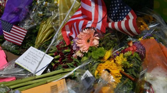 언론인 총격사건 조기 게양 요청 거부한 트럼프, ‘차별’ 논란에 번복