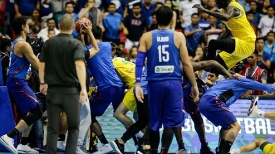 필리핀-호주, 농구 경기중 집단난투극…13명 퇴장
