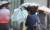 제7호 태풍 &#39;쁘라삐룬&#39;의 북상하며 부산 앞바다를 지나는 3일 오후 부산 동구 수정동 부산진역 부근에서 시민들이 우산으로 비바람을 피하며 힘겹게 걸어가고 있다. 송봉근 기자