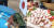 일본 문어 &#39;루비오&#39;가 일본의 러시아월드컵 경기 결과를 점치는 모습(왼쪽)과 문어회 이미지(오른쪽) [유튜브 캡처, 중앙포토]