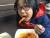 김정연 학생기자가 분식집에서 매운 떡볶이를 먹고 있다.
