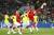 ‘축구 종가’ 잉글랜드의 운명이 해리 케인(오른쪽 두번째)의 발끝에 걸렸다. 케인은 반세기 만의 월드컵 우승과 득점왕이라는 두 마리 토끼를 노린다. 콜롬비아와 16강전에서 공을 다루는 케인. [로이터=연합뉴스]