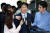 권성동 자유한국당 의원이 4일 오전 서울 서초구 중앙지방법원에서 열린 구속 전 피의자 심문을 받기 위해 출석하며 기자들의 질문에 답하고 있다. [중앙포토]