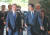 지난 5월 9일 오후 일본 총리관저에서 열린 한일 정상회담을 위해 문재인 대통령(왼쪽)과 아베 총리가 입장하고 있다. [청와대사진기자단]