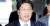 권성동 자유한국당 의원이 4일 오전 서울 서초구 중앙지방법원에서 열린 구속 전 피의자 심문을 받기 위해 출석하며 기자들의 질문에 답하고 있다. 장진영 기자
