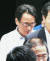 일본 옴진리교에 의한 지하철 사린가스 테러사건의 마지막 수배자인 다카하시 가쓰야가 2012년 도쿄 오타구의 한 만화카페에서 경찰에 검거돼 경찰청으로 연행 되고 있다. [AFP=연합뉴스]