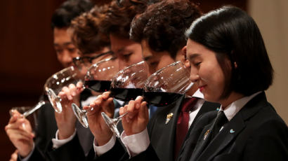 [서소문사진관]’신의 물방울’ 가리는 한국 최고의 와인 소믈리에는?