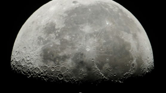[서소문사진관] 우주정거장(ISS) 품은 달! 지구에서 찍은 굿~~샷