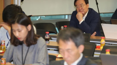 강효상 한국당 의원은 왜 민주당 토론회에 갔을까
