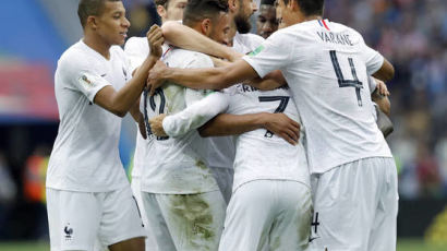 ‘바란·그리즈만 골’ 프랑스, 우루과이 2-0 격파…12년만에 4강행