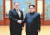 1차 방북 때(3월 31일- 4월 1일) 마이크 폼페이오 미 국무장관(왼쪽)과 김정은 국무위원장의 악수 장면. 폼페이오 장관은 3월 31일부터 이틀간 극비리에 북한을 방문했다. [로이터=연합뉴스]