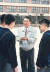 1998년 김 명예이사장이 학교 폭력 예방 관련 특강 후 학생들과 얘기를 나누고 있다. [사진 푸른나무 청예단]