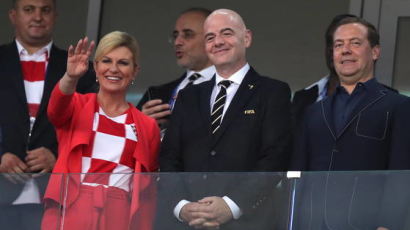 '월드컵 4강' 크로아티아 여성대통령 응원 화제