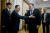 마이크 폼페이오 미국 국무부 장관(오른쪽)이 6일 북한 평양을 방문해 김영철 노동당 부위원장 겸 통일전선부장과 고위급 회담을 가졌다. [AP=연합뉴스]