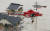 7일 일본 남부의 쿠라시키에있는 침수 지역에서 헬리콥터를 사용하여 구조 작업을 하고 있다. [로이터=연합뉴스]