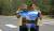 토미 칼드웰(왼쪽)과 알렉스 호널드가 2018년 6월 4일(현지시간) 요세미티 엘 캐피탄 노즈 루트를 2시간1분53초 만에 오르는 기록을 세웠다. 이들이 노즈 루트(암벽 우측의 콧잔등처럼 보이는 긴 모서리)가 보이는 셔츠를 들고 있다. 중앙포토