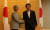 강경화 외교장관(왼쪽)이 8일 일본 총리 공관에서 아베 일본 총리와 만나 악수를 하고 있다. [연합뉴스]