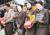 아시아나 직원들이 8일 서울 광화문광장에서 열린 ‘아시아나항공 경영진 규탄 문화제’에 앞서 숨진 기내식 업체 대표를 추모하는 묵념을 하고 있다. 강정현 기자