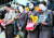 아시아나 직원들이 8일 서울 광화문광장에서 열린 ‘아시아나항공 경영진 규탄 문화제’에 앞서 숨진 기내식 업체 대표를 추모하는 묵념을 하고 있다. [강정현 기자]