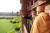 인도를 국빈 방문한 문재인 대통령이 8일 오후 인도 뉴델리에 도착 후 첫 일정으로 힌두교를 대표하는 성지인 &#39;악샤르담 힌두사원&#39;을 방문, 관계자로부터 설명을 듣고 있다. [연합뉴스]