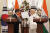 인도를 국빈 방문 중인 문재인 대통령과 나렌드라 모디 인도 총리가 10일 오후 뉴델리 영빈관에서 열린 공동 언론발표에 앞서 악수하고 있다. [연합뉴스]