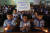 태국 동굴 소년들의 무사 귀환을 기도하는 인도 소년들. [AP=연합뉴스]