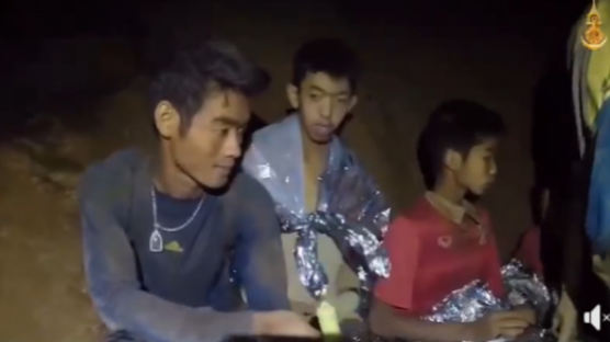 태국 동굴 코치 첫날 구조는 오보…건강 악화 소식이 오보 배경