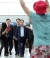 홍준표 자유한국당 전 대표가 휴식을 위해 11일 미국으로 출국하기 위해 인천공항으로 들어서자 한 지지자가 홍 전 대표의 이름을 계속 부르고 있다.[연합뉴스]