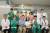 서울아산병원 어린이병원 신생아팀이 사랑이의 퇴원을 축하하고 있는 모습