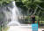 대구 중구 공평동 2·28 기념중앙공원에 설치된 증발형 냉방장치인 쿨링포그 아래를 지나가며 더위를 식히고 있다. [연합뉴스]