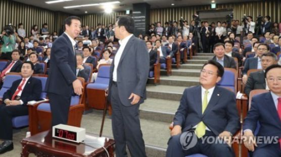 누드사진 설전, 주먹질 시늉…막장까지 간 한국당 의총