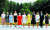 북대서양조약기구(나토) 정상회의에 참석 중인 각국 정상 배우자들이 11일(현지시간) 벨기에 워털루에서 기념촬영을 하고 있다. 왼쪽부터 에스토니아 총리 부인 카린 라타스, 스웨덴 총리 부인 울라 뢰벤, 슬로베니아 총리 부인 모이카 스트로프니크, 불가리아 대통령 부인 데시슬라바 라데프, 터키 대통령 부인 에미네 에르도안, 나토 사무총장 부인 잉그리드 슈레루드, 벨기에 대통령 부인 아멜리 데르바우드렝힌, 미국 대통령 부인 멜라니아 트럼프, 프랑스 대통령 부인 브리지트 마크롱, 룩셈부르크 총리의 동성 배우자 고티에 데스테네이, 유럽연합(EU) 정상회의 상임의장 부인 말고자타 투스크. [워털루 AFP=연합뉴스]
