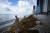 지난 11일(현지시간) 미국 플로리다 써니아일즈 해변에서 관광객들이 번성한 해조류가 밀려온 백사장을 걷고 있다. [AP=연합뉴스]